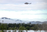 Au dessus des champs inondés et du camping du Plan à Fréjus, des hélicoptères militaires cherchent des rescapés pour les hélitreuiller