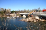 Les pompiers enlevent les embâcles coincées sous le pont de la RD559 (Ex-RN98)