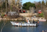 Les pompiers enlevent les embâcles coincées sous le pont de la RD559 (Ex-RN98)