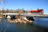 Les pompiers enlevent les embâcles coincées sous le pont de la RD559 (Ex-RN98)