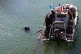 Les pompiers enlevent les embâcles coincées sous le pont de la RD559 (Ex-RN98)