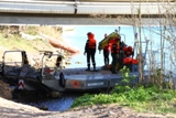 Les pompiers enlevent les embâcles coincées sous le pont de la RD559 (Ex-RN98)