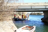 Les pompiers enlevent les embâcles coincées sous le pont de la RD559 (Ex-RN98)