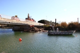 Les pompiers enlevent les embâcles coincées sous le pont de la RD559 (Ex-RN98)