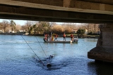 Les pompiers enlevent les embâcles coincées sous le pont de la RD559 (Ex-RN98)