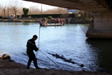 Les pompiers enlevent les embâcles coincées sous le pont de la RD559 (Ex-RN98)