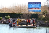 Les pompiers enlevent les embâcles coincées sous le pont de la RD559 (Ex-RN98)