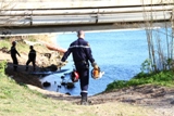 Les pompiers enlevent les embâcles coincées sous le pont de la RD559 (Ex-RN98)