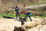 Les pompiers enlevent les embâcles coincées sous le pont de la RD559 (Ex-RN98)