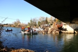 Les pompiers enlevent les embâcles coincées sous le pont de la RD559 (Ex-RN98)