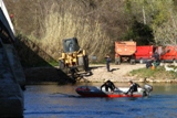 Les pompiers enlevent les embâcles coincées sous le pont de la RD559 (Ex-RN98)