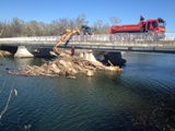 Les pompiers enlevent les embâcles coincées sous le pont de la RD559 (Ex-RN98)