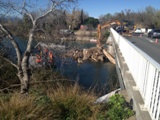 Les pompiers enlevent les embâcles coincées sous le pont de la RD559 (Ex-RN98)