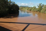 Au fond, le rocher de Roquebrune, depuis le pont de la D8 entre St Aygulf et Fréjus
